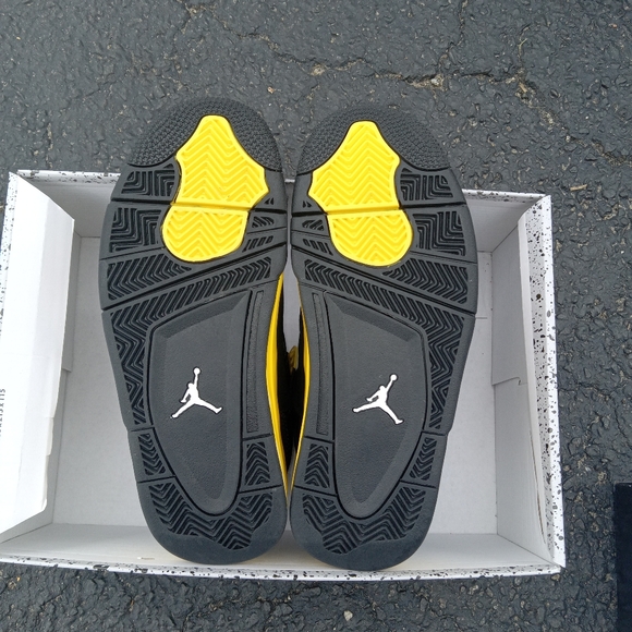 Air Jordan 4 Retro, Thunder - Picture 5 of 5